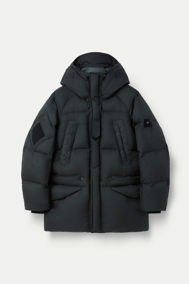 SERIES; X UNAFFECTED M90 ECWCS 다운 파카는 남성용 아우터로, 겨울철 일상 및 아웃도어 활동에 적합한 다운 파카입니다. 블랙 색상의 무지 디자인에 오버핏으로 제작되어 스포티하면서도 밀리터리 스타일을 연출합니다. 두꺼운 두께감과 방수 기능을 갖춘 나일론 소재로 제작되어 보온성을 높였으며, 여행, 캠핑, 등산 등 다양한 TPO에 활용 가능합니다. 집업 여밈 방식에 긴 소매, 후드, 패딩 디테일이 돋보이는 다운 파카입니다.
