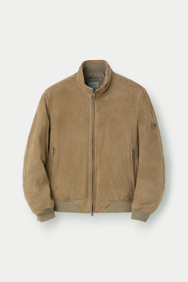 베이지 컬러의 스웨이드 다운 점퍼입니다. 간절기와 초겨울에 적합하며, 클래식하고 미니멀한 스타일을 연출합니다. 부드러운 스웨이드 소재와 두꺼운 두께감으로 포근함을 더하고, 구스다운 충전재를 사용하여 보온성을 높였습니다. 스탠드넥 구조와 니트 시보리 디테일이 돋보이며, 안감과 다운백 분리 설계로 편안함을 제공합니다. 투웨이 지퍼와 긴 소매 기장으로 출근룩에 활용하기 좋습니다.
