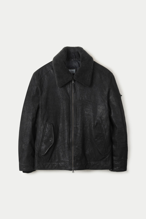 모던하고 클래식한 스타일의 양가죽 라파예트 다운 점퍼입니다. 부드러운 촉감의 양가죽 소재와 구스다운 충전재, 정전기 방지 안감으로 따뜻하고 편안한 착용감을 선사합니다. 탈부착 가능한 시어링 퍼 칼라와 니트 시보리 소매 디테일이 돋보이며, 세미 오버핏으로 편안한 핏을 연출합니다. 겨울철 데일리룩에 활용하기 좋은 블랙 컬러의 무지 디자인으로, 투웨이 지퍼, 후디 포켓, 사선 포켓 등 실용적인 기능까지 갖춘 다운 점퍼입니다. 보온과 방풍 기능을 제공합니다.
