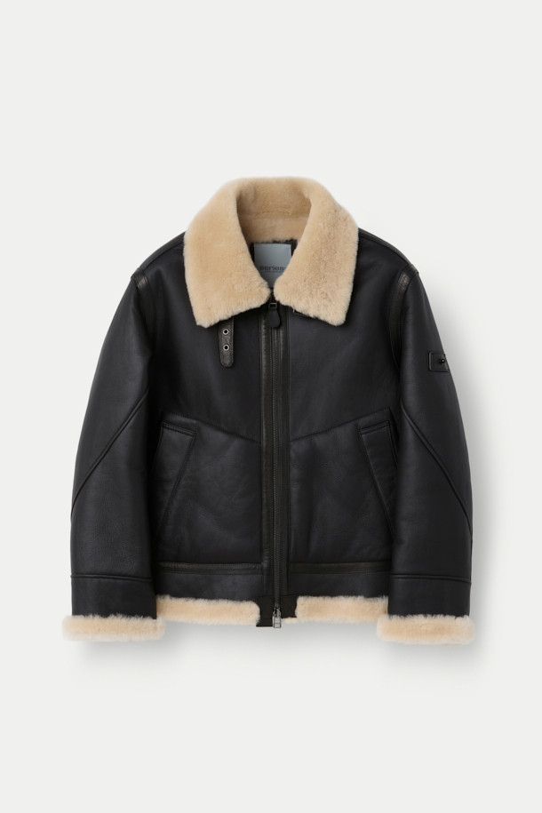 메리노 실키 무스탕은 부드러운 양가죽과 양털 소재를 사용하여 고급스러운 촉감을 선사하는 아우터입니다. 블랙, 베이지 두 가지 색상으로 출시되었으며, 숏 기장의 오버핏 디자인으로 클래식하면서도 캐주얼한 스타일을 연출합니다. 투톤 배색과 비죠 디테일, 투웨이 지퍼, 핸드 포켓 등의 특징으로 보온성과 스타일을 동시에 잡았습니다. 데이트룩, 모임룩 등 다양한 TPO에 활용 가능하며, 미니멀한 룩에도 잘 어울립니다. 겨울철, 따뜻하고 세련된 스타일을 완성해 보세요.
