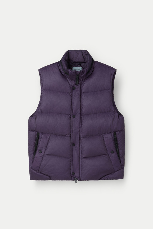 보온성과 활동성을 동시에 잡는 경량 다운 베스트입니다. 겨울철 데일리룩과 캠핑룩에 활용하기 좋은 아이템으로, 스포티, 미니멀, 캐주얼 스타일을 연출할 수 있습니다. 톤 다운된 퍼플 컬러에 무지 및 퀼팅 디자인으로 포인트를 더했으며, 루즈핏으로 편안한 착용감을 선사합니다. 가볍고 따뜻한 나일론 소재에 발수, 방풍 기능까지 갖춰 실용적이며, 내장 후드와 글러브 포켓으로 보온성을 높였습니다.
