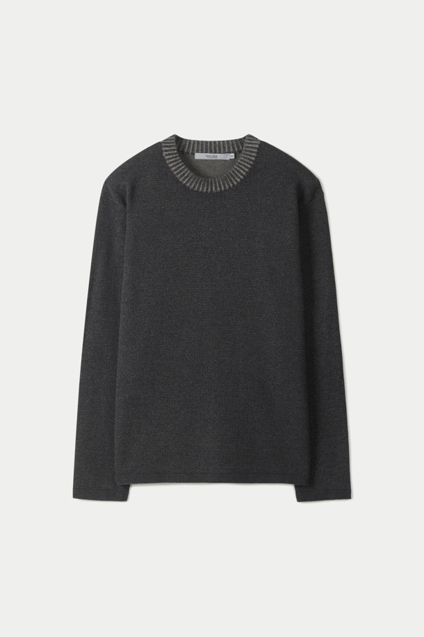 간절기 이중우수 라운드 스웨터는 베이직한 스타일을 추구하는 당신을 위한 아이템입니다. 블랙과 그레이 두 가지 색상으로 출시되어, 데이트룩, 카페룩 등 다양한 TPO에 맞춰 활용할 수 있습니다. 코튼과 페이퍼 소재의 혼방으로 제작되어 가볍고 드라이한 촉감을 선사하며, 통기성이 뛰어나 간절기에도 쾌적하게 착용 가능합니다. 세미루즈핏 라운드넥 디자인에 투톤 조직감으로 포인트를 더했으며, 레이어드 또는 단독 착용 모두 가능하여 활용도가 높습니다. 미니멀, 클래식, 캐주얼 등 어떤 스타일에도 잘 어울리는 필수템입니다.
