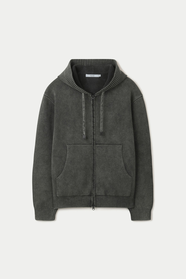 가먼트 다잉 코튼 풀 집업 후디는 부드러운 촉감의 면 소재로 제작되어 편안한 착용감을 선사합니다. 봄, 가을 시즌에 적합하며, 캐주얼 및 베이직 스타일을 연출하기 좋습니다. 무지 디자인에 레귤러핏으로 제작되었으며, 후드 네크라인과 긴소매, 집업 여밈 방식이 특징입니다. 카키, 그린 두 가지 컬러로 출시되어, 산책룩이나 캠핑룩 등 다양한 TPO에 활용 가능합니다. 미니멀, 고프코어 스타일을 즐겨 입는 분들께 추천합니다.
