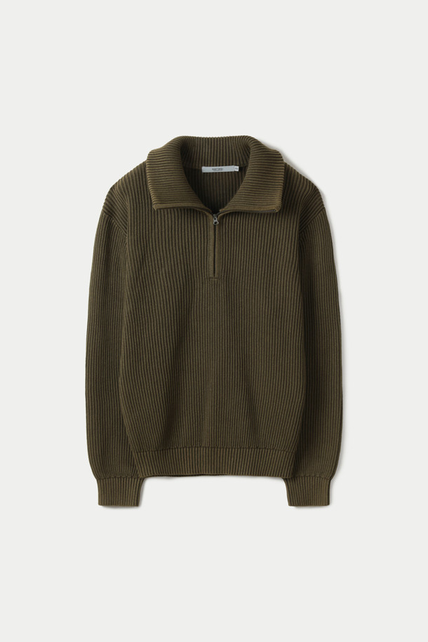 가먼트 다잉(Garment Dyeing) 기법으로 제작된 코튼 하프 집업 풀오버입니다. 부드러운 촉감의 면 소재에 골지 패턴을 더해 편안함과 스타일을 모두 갖췄습니다. 간절기와 겨울철에 활용하기 좋은 두께감으로, 캐주얼하고 베이직한 스타일을 연출하기 좋습니다. 하프넥 디자인과 YKK 지퍼, 팔꿈치 패치 디테일이 돋보이며, 카키 및 올리브 두 가지 색상으로 출시되었습니다. 출근룩과 캠핑룩 등 다양한 TPO에 활용 가능합니다.
