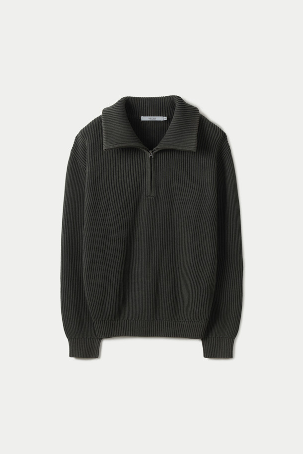 가먼트 다잉 코튼 하프 집업 풀오버는 간절기와 겨울 시즌에 어울리는 상의입니다. 블랙 컬러의 루즈핏이며, 내추럴하고 빈티지한 스타일을 연출합니다. 면 소재의 골지 패턴으로 제작되었으며, 하프넥 디자인과 긴소매, 두꺼운 두께감으로 보온성을 높였습니다. 가먼트 다잉 워싱 기법으로 자연스러운 멋을 더했고, YKK 지퍼와 팔꿈치 패치 디테일로 완성도를 높였습니다. 캐주얼, 클래식, 미니멀 스타일 모두 소화 가능한 활용도 높은 아이템입니다.
