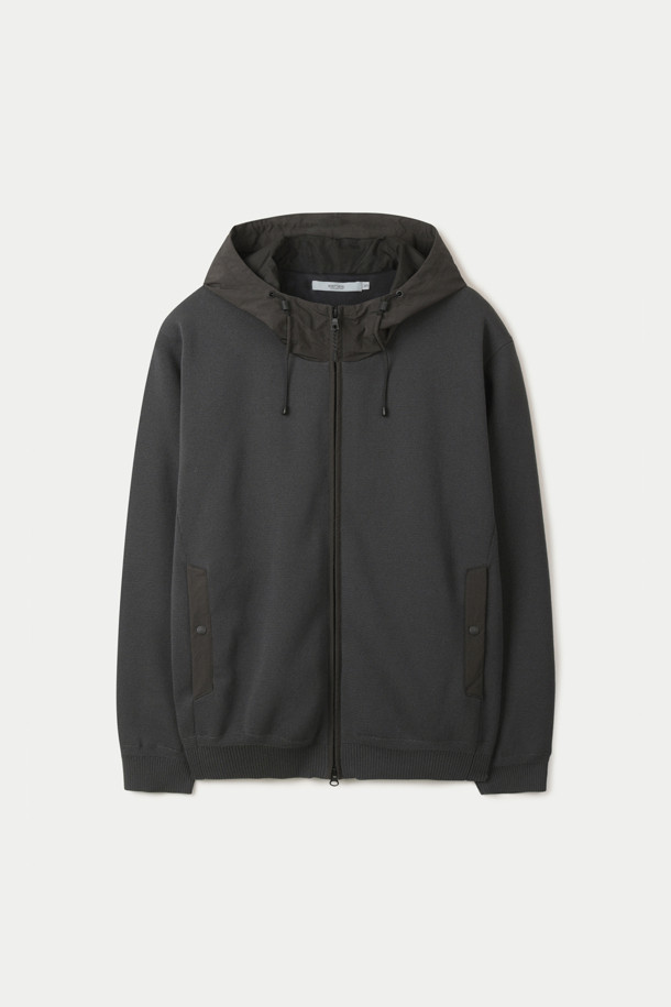 부드러운 면 소재로 제작되어 편안한 착용감을 선사하는 여성용 하이브리드 후디 가디건입니다. 가을과 겨울에 따뜻하게 입을 수 있으며, 일상복으로 활용하기 좋은 캐주얼하고 베이직한 디자인입니다. 레귤러핏으로 편안하게 떨어지는 핏과 후드 디자인이 특징이며, 집업 스타일로 간편하게 입고 벗을 수 있습니다. 무지 패턴의 블랙과 차콜 두 가지 색상으로 출시되어 다양한 스타일 연출이 가능하며, 포켓 디테일로 실용성을 더했습니다. 집콕룩, 캐주얼, 미니멀 스타일을 즐겨 입는 분들께 추천합니다.
