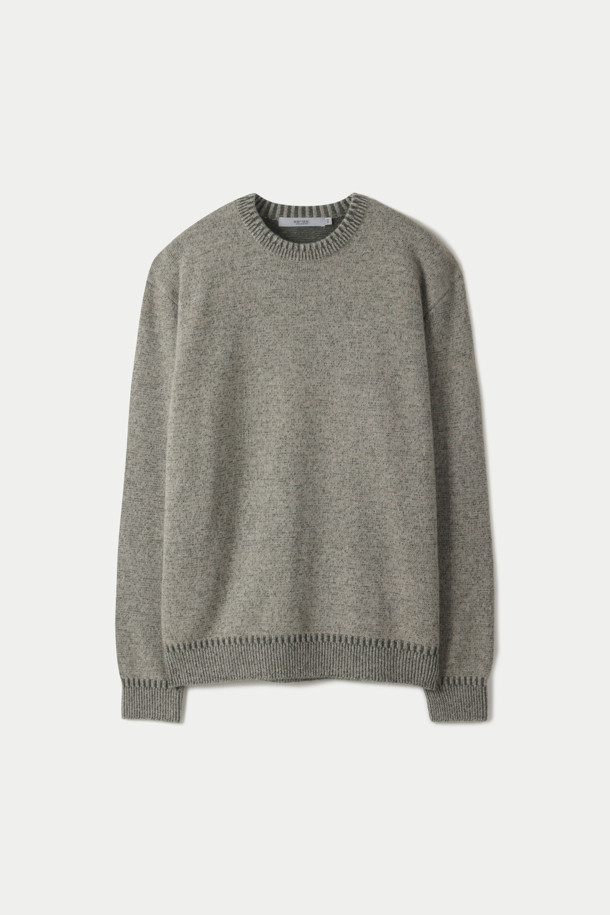 부드러운 울과 캐시미어 혼방 소재로 제작되어 포근한 착용감을 선사하는 이중우수 라운드 스웨터입니다. 톤온톤 배색의 투 톤 컬러 조직이 세련된 분위기를 연출하며, 밑단과 소맷단에 적용된 포인트 조직이 디자인의 완성도를 높입니다. 루즈핏으로 편안하게 착용 가능하며, 두꺼운 두께감으로 간절기부터 겨울까지 따뜻하게 입을 수 있습니다. 데일리룩, 집콕룩, 출근룩 등 다양한 상황에서 미니멀하고 클래식한 스타일을 연출해보세요. 아우터 안에 이너로 활용하기에도 좋습니다.
