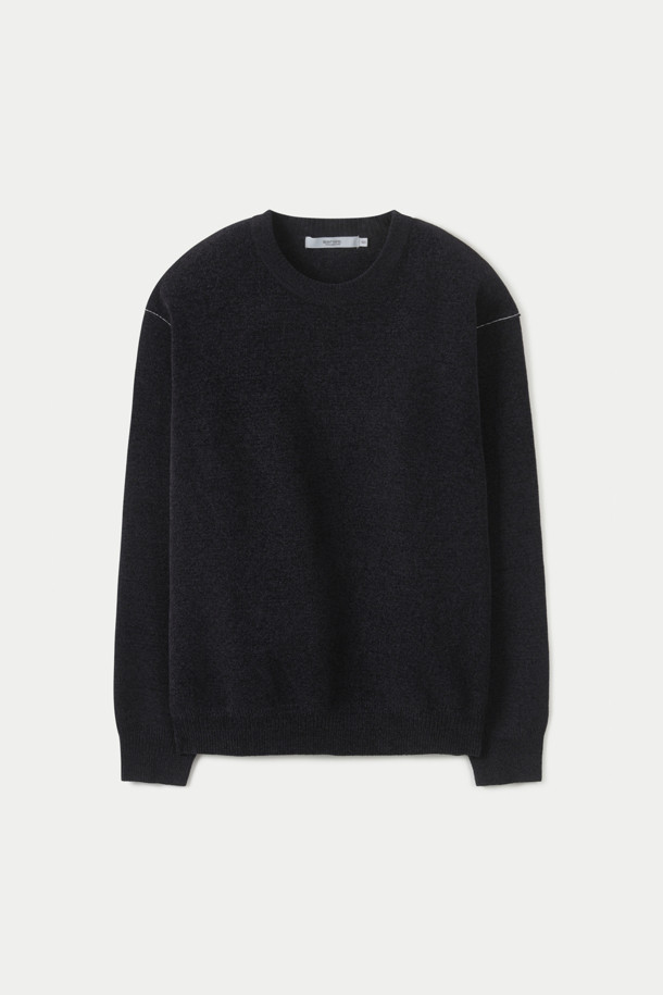 부드러운 벨벳 터치 텍스처가 돋보이는 셔닐 라운드 스웨터입니다. 겨울철 높은 보온성을 제공하며, 루즈핏으로 편안한 착용감을 선사합니다. 무지 디자인에 은은한 투 톤 컬러가 더해져 베이직하면서도 세련된 스타일을 연출합니다. 암홀 솔기라인 티핑 배색 디테일이 돋보이며, 형태 유지력이 우수합니다. 겨울 데일리룩, 집콕룩, 모임룩 등 다양한 TPO에 맞춰 클래식, 미니멀, 캐주얼 스타일로 활용하기 좋습니다.
