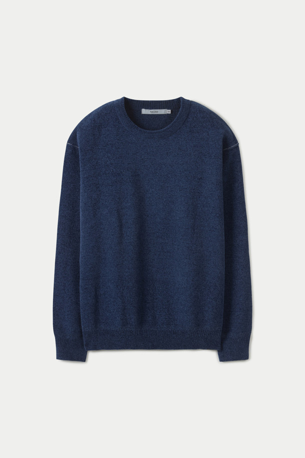 네이비 컬러의 셔닐 라운드 스웨터입니다. 부드러운 벨벳 터치 텍스처로 제작되어 포근하고 고급스러운 착용감을 선사하며, 가을과 겨울 시즌에 높은 보온성을 제공합니다. 은은한 투톤 컬러와 암홀 솔기라인의 티핑 배색 디테일이 돋보입니다. 루즈핏 라운드넥 디자인으로 편안하게 착용 가능하며, 형태 유지력이 뛰어나 오랫동안 변형 없이 즐길 수 있습니다. 베이직, 미니멀 스타일을 선호하는 분들께 데일리룩, 집콕룩, 모임룩으로 제안합니다.
