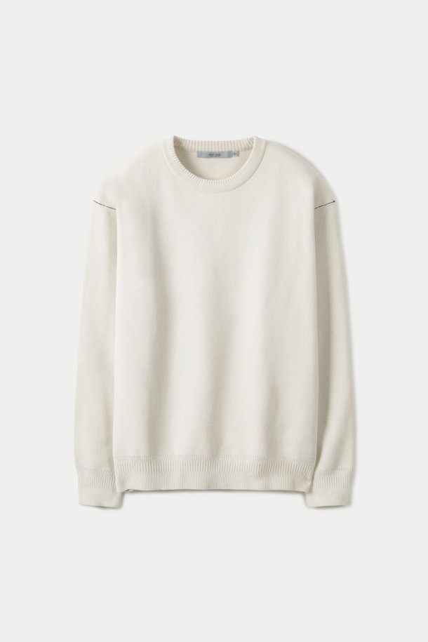 부드러운 셔닐 소재의 라운드 넥 스웨터입니다. 겨울철 데일리룩과 집콕룩에 활용하기 좋은 베이직 스타일의 아이템입니다. 벨벳 터치 텍스처와 은은한 투 톤 컬러가 특징이며, 암홀 솔기라인의 티핑 배색으로 포인트를 더했습니다. 루즈핏으로 편안한 착용감을 선사하며, 높은 보온성과 형태 유지력으로 오랫동안 따뜻하게 즐길 수 있습니다. 두꺼운 두께감으로 한겨울에도 따뜻하게 입을 수 있는 머스트 해브 아이템입니다.
