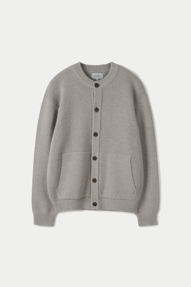 **버튼 라운드 가디건**

부드러운 울과 코튼 혼방 소재로 제작되어 포근한 착용감을 선사하는 버튼 라운드 가디건입니다. 톤 다운된 그레이 컬러와 베이직, 미니멀한 디자인으로 다양한 스타일 연출에 용이합니다. 넉넉한 루즈핏에 긴 소매 기장으로 편안함을 더하고, 두꺼운 두께감과 단단한 촉감, 그리고 버팔로 혼 버튼과 패치 포켓 디테일이 특징입니다. 사계절 내내 활용 가능하며, 형태 유지력이 우수하여 오랫동안 변형 없이 착용할 수 있습니다. 집콕룩, 산책룩 등 데일리 및 일상에서 클래식, 미니멀, 캐주얼 스타일로 코디하기 좋습니다.
