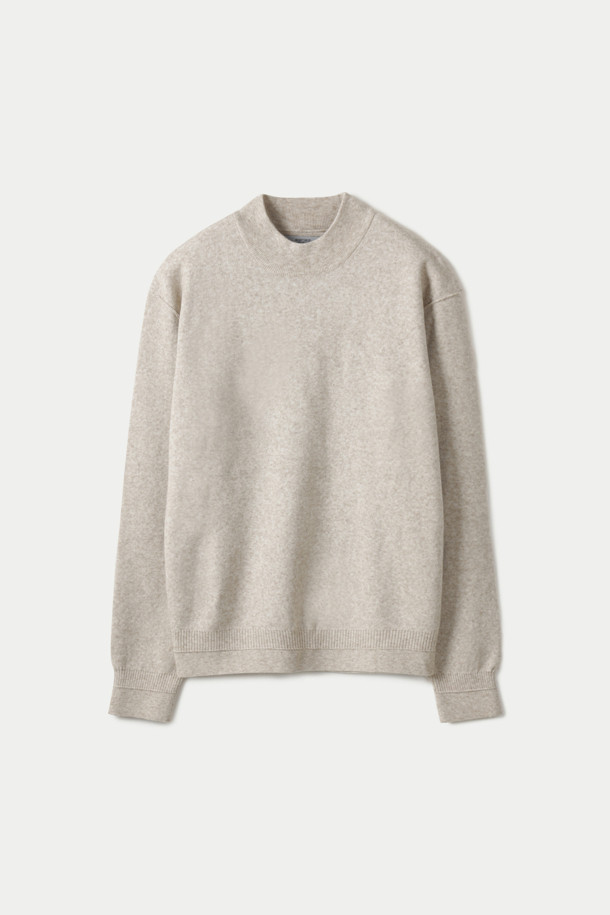 부드러운 울 혼방 소재의 모크넥 스웨터입니다. 베이직하고 미니멀한 스타일로, 겨울철에 따뜻하게 착용하기 좋습니다. 세미 루즈핏으로 편안한 착용감을 선사하며, 레귤러 기장으로 다양한 하의와 매치하기 용이합니다. 베이지와 그레이 두 가지 색상으로 출시되었으며, 밑단과 소맷단 조직 변형, 암홀 라인 솔기 디테일로 포인트를 더했습니다. 레이어드하여 더욱 스타일리시하게 연출할 수 있습니다.
