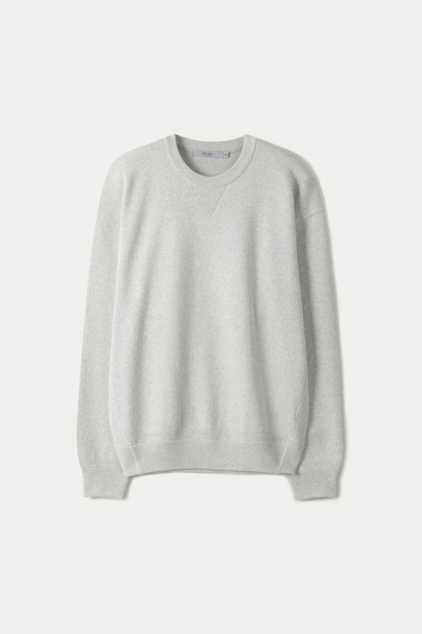 부드러운 촉감의 캐시미어 혼방 소재로 제작되어 포근함을 선사하는 그레이 컬러의 맨투맨 스웨터입니다. 간절기와 겨울철에 적합하며, 라운드넥과 루즈핏 디자인으로 편안한 착용감을 자랑합니다. 베이직한 스타일로 다양한 하의와 매치하여 미니멀, 클래식, 캐주얼 룩을 연출하기 좋습니다. 립 디테일과 밀도 있는 편직, 안정적인 형태감으로 스웻셔츠의 기본 구조를 잘 살렸습니다. 겨울 데일리룩, 집콕룩, 산책룩 등 TPO에 구애받지 않고 활용할 수 있는 데일리 아이템입니다.
