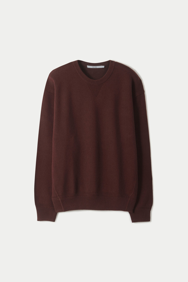 부드러운 면과 캐시미어 혼방 소재의 브라운 컬러 맨투맨 스웨터입니다. 간절기와 겨울철에 활용하기 좋은 적당한 두께감으로, 루즈핏의 편안한 착용감을 선사합니다. 라운드넥 디자인에 무지 패턴으로 제작되어 베이직하고 캐주얼한 스타일을 연출합니다. 스웻셔츠 구조를 기반으로, 옆선 립 디테일과 밀도 있는 편직, 안정적인 형태감을 갖춰 완성도를 높였습니다. 데일리룩, 집콕룩, 산책룩 등 다양한 TPO에 활용하기 좋은 아이템입니다.
