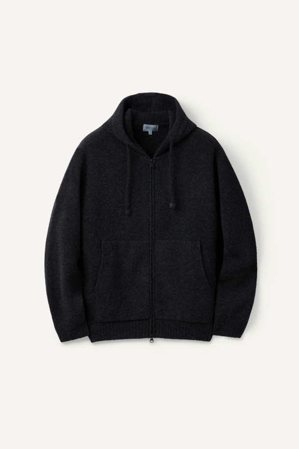 **부클레 니트 후디 집업**은 간절기부터 겨울까지 따뜻하게 입을 수 있는 캐주얼 스타일의 상의입니다. 부드러운 울 소재와 부클 패턴이 포근한 느낌을 주며, 루즈핏으로 편안한 착용감을 선사합니다. 블랙 컬러로 어떤 옷에도 쉽게 매치할 수 있으며, 긴 소매와 후드 디자인으로 보온성을 높였습니다. 편직된 스트링 끈과 리얼 가죽 팁 마감, 전면 포켓 디테일이 돋보이며, 집업 형태로 간편하게 입고 벗을 수 있습니다. 집콕룩, 산책룩 등 다양한 TPO에 활용하기 좋은 아이템입니다.
