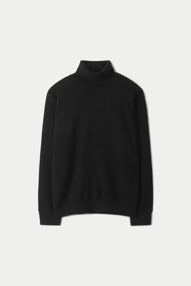 부드러운 캐시미어 소재의 블랙 터틀넥 스웨터입니다. 하이게이지 편직으로 제작되어 고급스러운 촉감과 핏을 선사하며, 레귤러핏으로 편안하게 착용 가능합니다. 두꺼운 두께감으로 가을, 겨울 시즌에 따뜻하게 입을 수 있으며, 엘보우 패치 디테일과 뒷판 네크라인 조직 포인트로 디자인의 완성도를 높였습니다. 클래식, 미니멀, 시크 스타일 연출에 적합하며, 겨울 데일리룩, 오피스룩, 모임룩 등 다양한 TPO에 활용할 수 있습니다. 보온성이 우수하여 추운 날씨에도 따뜻함을 유지해 줍니다.
