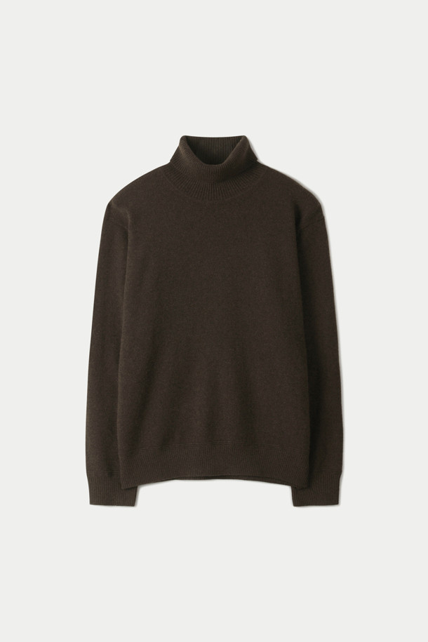 부드러운 촉감의 캐시미어 터틀넥 스웨터입니다. 고품질 캐시미어 100% 소재로 제작되어 가을, 겨울 시즌 따뜻하고 포근하게 착용할 수 있습니다. 베이직하고 클래식한 스타일로 다양한 룩에 활용하기 좋으며, 레귤러 핏으로 편안한 착용감을 선사합니다. 엘보우 패치 디테일과 뒷판 네크라인 조직 포인트가 돋보이며, 두꺼운 두께감으로 보온성을 높였습니다. 겨울 데일리룩, 오피스룩, 모임룩 등 클래식하고 미니멀한 스타일을 연출하기 좋습니다.
