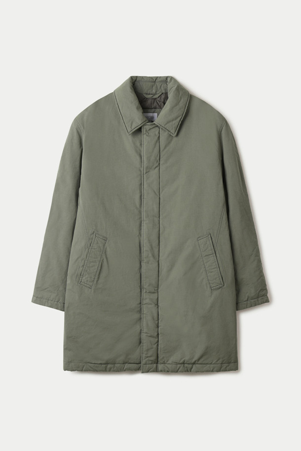 겨울철 따뜻함을 책임질 구스다운 맥코트입니다. 부드러운 촉감의 구스다운 소재와 두꺼운 두께감으로 한겨울에도 든든하게 착용할 수 있습니다. 베이직한 디자인에 카키 컬러와 무지 패턴으로 어떤 스타일에도 쉽게 매치할 수 있습니다. 맥시 기장의 레귤러핏으로, 하단 슬릿, 이중 여밈, 포켓 디테일이 돋보입니다. 스냅과 지퍼로 여밀 수 있어 편안하게 스타일링할 수 있으며, 데일리룩, 출근룩, 모임룩 등 다양한 TPO에 활용 가능합니다. 클래식, 미니멀, 캐주얼 등 어떤 무드에도 잘 어울리는 매력적인 아우터입니다.
