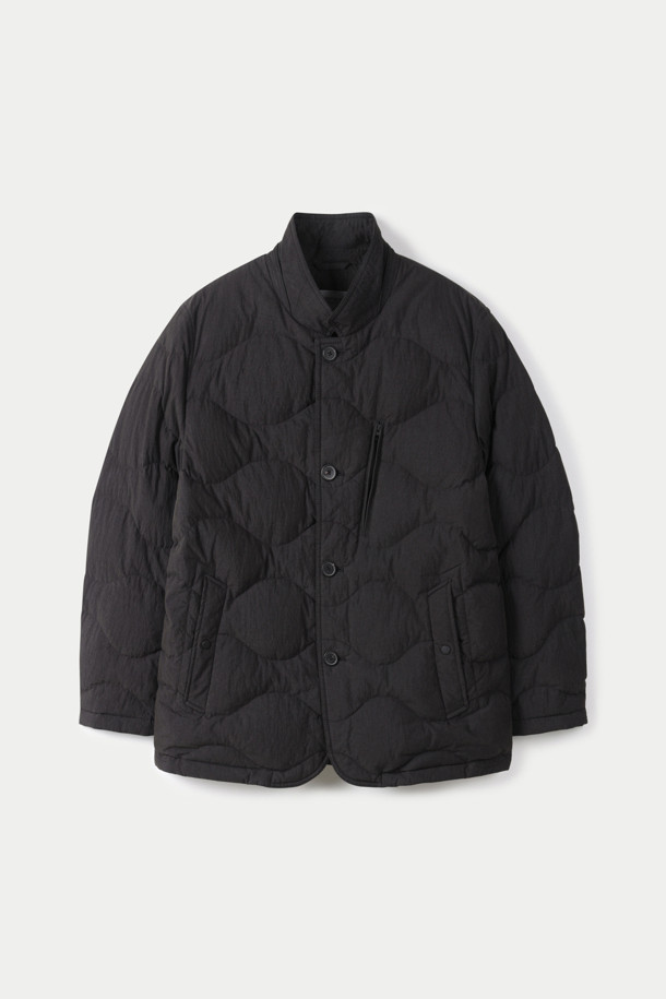 따뜻함과 스타일을 동시에 잡은 퀼팅 포켓 재킷입니다. 블랙 컬러의 베이직한 디자인으로 가을부터 겨울까지 폭넓게 활용 가능하며, 캐주얼, 클래식, 미니멀 등 다양한 스타일을 소화합니다. 넉넉한 레귤러핏과 두꺼운 두께감으로 뛰어난 보온성을 제공하며, 가볍고 부드러운 나일론 소재를 사용하여 편안한 착용감을 선사합니다. 하이넥 칼라와 버튼 여밈으로 포인트를 더했으며, 앞면 3개, 안쪽 2개의 포켓으로 실용성을 높였습니다. 우모 충전재를 사용하여 보온성과 경량성을 동시에 갖춘 데일리 아우터로, 산책, 여행 등 다양한 TPO에 잘 어울립니다.
