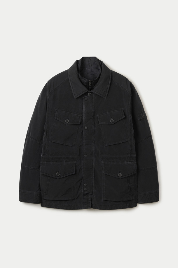 피그워싱 2WAY 점퍼는 겨울과 가을에 착용하기 좋은 남녀 공용 점퍼입니다. 블랙 색상의 무지 디자인으로 캐주얼, 미니멀, 워크웨어 스타일을 연출하기 좋습니다. 이너 분리형에 오리털 충전재를 사용하여 보온성을 높였으며, 허리 스트링으로 사이즈 조절이 가능합니다. 4개의 포켓과 지퍼, 스냅 여밈 방식으로 실용성을 더했습니다. 일상, 산책, 여행 등 다양한 TPO에 활용할 수 있는 레귤러핏 두꺼운 점퍼입니다.
