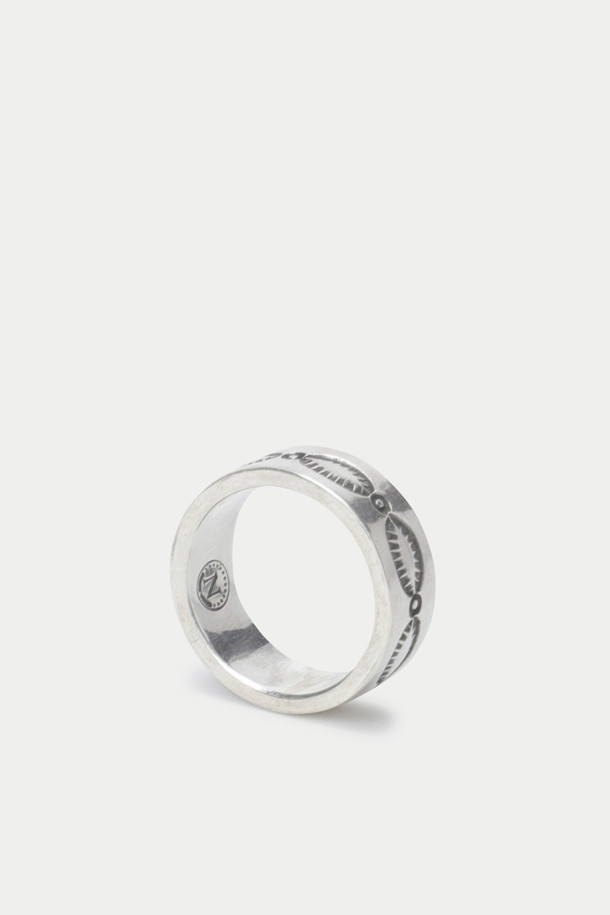 노스 웍스 W-321e 링은 빈티지 아메리칸 코인(1800-1950년대)을 사용하여 수공예로 제작된, 볼드한 두께감의 900 실버 소재 반지입니다. 인디언 문양 각인이 돋보이는 디자인으로, 클래식하고 에스닉한 무드를 자아냅니다. 데이트룩과 모임룩에 포인트를 더할 수 있으며, 레트로 스타일을 즐기는 분들께 추천합니다.
