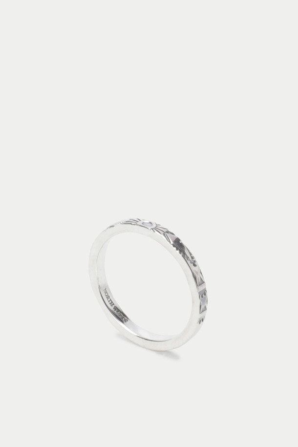 NORTH WORKS(노스 웍스) KX-012 반지는 실버 900 소재로 제작된 공용 반지입니다. 얇은 두께의 베이직 스타일 디자인으로, 스마일, 도트, 벌 문양 각인이 특징입니다. 빈티지 코인을 사용한 핸드메이드 실버 아이템으로, 단독 또는 레이어드 착용이 가능합니다. 데이트룩, 쇼핑룩, 카페룩 등 다양한 TPO에 매치하여 클래식, 미니멀, 캐주얼 스타일을 연출할 수 있습니다.
