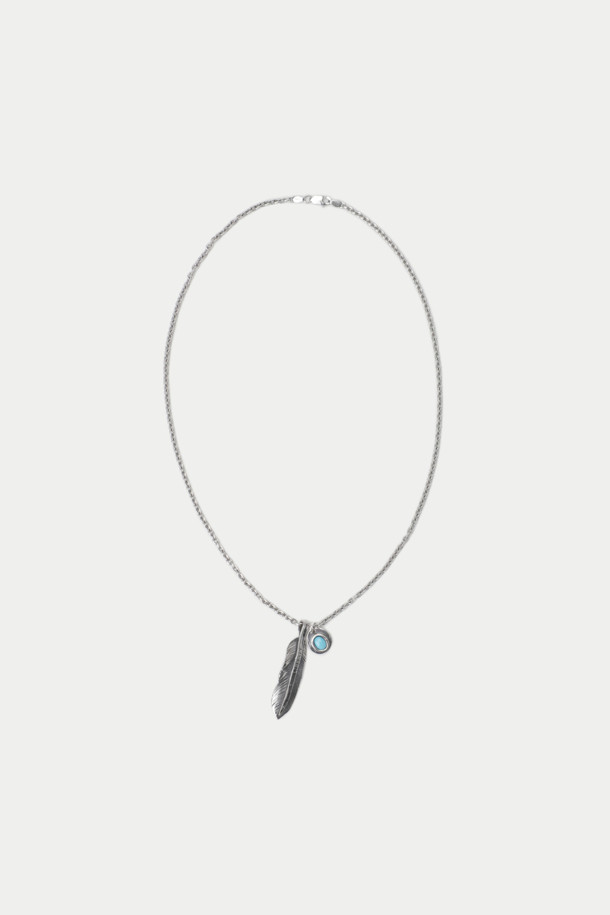 NORTH WORKS N-410 목걸이는 빈티지 에스닉 스타일을 선호하는 분들을 위한 실버 네크리스입니다. 925 실버 체인과 900 실버 펜던트가 사용되었으며, 깃털과 터키석, 빈티지 아메리칸 코인 장식이 섬세하게 조화를 이룹니다. 수공예로 제작되어 독특한 매력을 더하며, 여행룩, 휴가룩, 리조트룩 등 다양한 TPO에 활용하기 좋습니다. 레트로 무드를 즐기는 스타일에 포인트를 더해 개성 있는 스타일을 연출해보세요.
