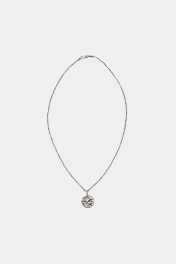 **NORTH WORKS N-664**

NORTH WORKS (노스 웍스) N-664 목걸이는 빈티지한 감성을 담은 공용 디자인입니다. 925 실버 체인과 900 실버, 브라스 펜던트의 조화가 돋보이며, 수공예로 제작되어 높은 소장 가치를 자랑합니다. 클래식하고 미니멀한 스타일로, 데일리룩에 포인트 아이템으로 활용하기 좋습니다. 펜던트에는 독수리 무늬가 새겨져 있으며, 사이즈 조절이 가능하여 편안하게 착용할 수 있습니다.
