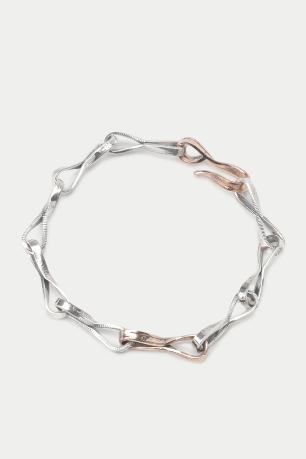 노스 웍스 E-046은 925 실버와 로즈 골드 컬러의 조화가 돋보이는 브레이슬릿입니다. 트위스트 체인 디자인과 수작업으로 제작된 섬세함이 돋보이며, 빈티지 코인 소재를 사용하여 클래식하면서도 미니멀한 스타일을 연출합니다. 데이트룩이나 모임룩에 포인트 아이템으로 활용하기 좋으며, 시크한 매력을 더해줍니다. 일상에서도 세련된 스타일을 완성할 수 있는 아이템입니다.
