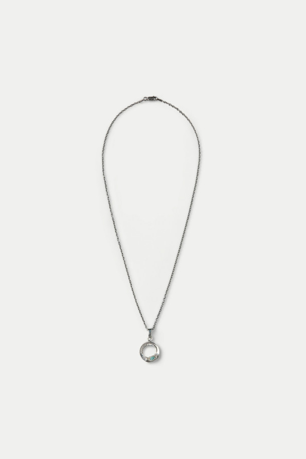 NORTH WORKS NECKLACE N-655는 미니멀하고 베이직한 스타일의 목걸이입니다. 실버925 체인과 900 실버 펜던트, 오닉스 원석 장식의 조화가 돋보이며, 데일리룩과 모임룩에 모두 잘 어울립니다. 실버와 블랙 두 가지 컬러로 제공되며, 사이즈 조절이 가능하여 편안하게 착용할 수 있습니다. 수제작으로 제작되어 높은 퀄리티를 자랑하며, 다른 목걸이와 레이어드하여 더욱 개성 있는 스타일을 연출할 수 있습니다.
