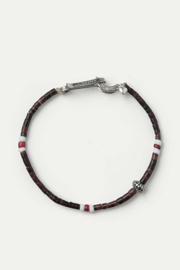 NORTH WORKS(노스 웍스) 비즈 팔찌 D-201은 브라운, 화이트, 레드의 세련된 색상 조합이 돋보이는 팔찌입니다. 비즈와 후크 디자인이 캐주얼한 스타일을 연출하며, 일상에서 편안하게 착용하기 좋습니다. 핸드메이드 방식으로 제작되어 높은 퀄리티를 자랑하며, 레이어드하여 개성 있는 스타일을 연출할 수도 있습니다. 후크 잠금장치로 간편하게 착용할 수 있는 실용적인 아이템입니다.
