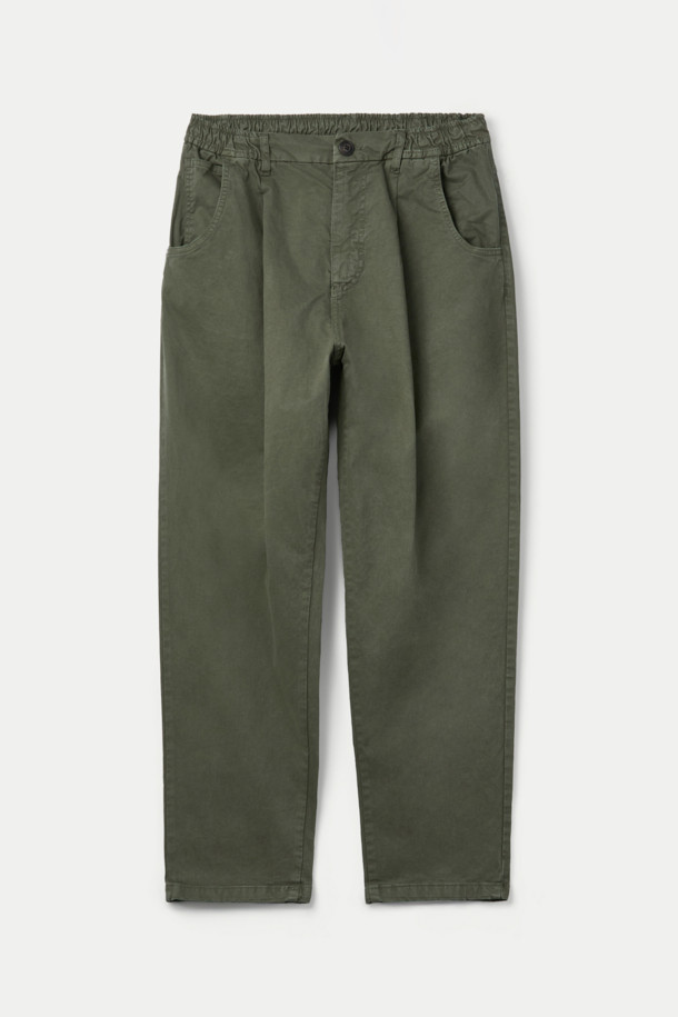 FIVER(파이버) 이지 턱 배기 팬츠는 캐주얼, 미니멀, 클래식 스타일을 즐기는 남녀 모두를 위한 아이템입니다. 봄, 가을에 어울리는 면, 스판덱스 혼방 소재의 긴 기장 바지로, 편안한 배기핏을 선사합니다. 허벅지 부분은 여유롭고 밑단은 테이퍼드 디자인으로, 웨이스트 밴딩과 스트링으로 허리 사이즈를 조절할 수 있습니다. 무지 디자인에 카키 컬러로, 출근룩이나 산책룩 등 다양한 TPO에 활용 가능하며, 사이드 포켓과 힙 포켓으로 실용성을 더했습니다. 버튼과 지퍼 여밈으로 깔끔하게 마무리되었습니다.
