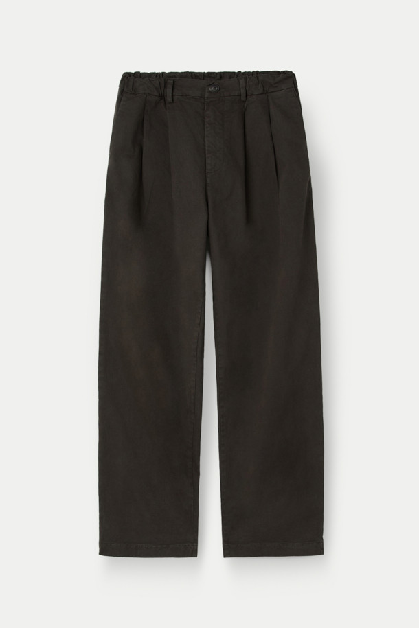 FIVER(파이버) 턱 루즈 핏 팬츠는 일상과 출근룩, 비즈니스 캐주얼에 모두 활용 가능한 베이직 스타일의 바지입니다. 면과 스판덱스 혼방 소재로 제작되어 편안한 착용감을 제공하며, 루즈핏과 일자핏으로 디자인되어 어떤 체형에도 자연스럽게 어울립니다. 무지 디자인에 블랙 컬러로, 미니멀, 클래식, 캐주얼 등 다양한 스타일을 연출하기 좋습니다. 허리 부분은 웨이스트 밴딩 처리되어 편안함을 더했으며, 투턱 디테일로 포인트를 주었습니다.
