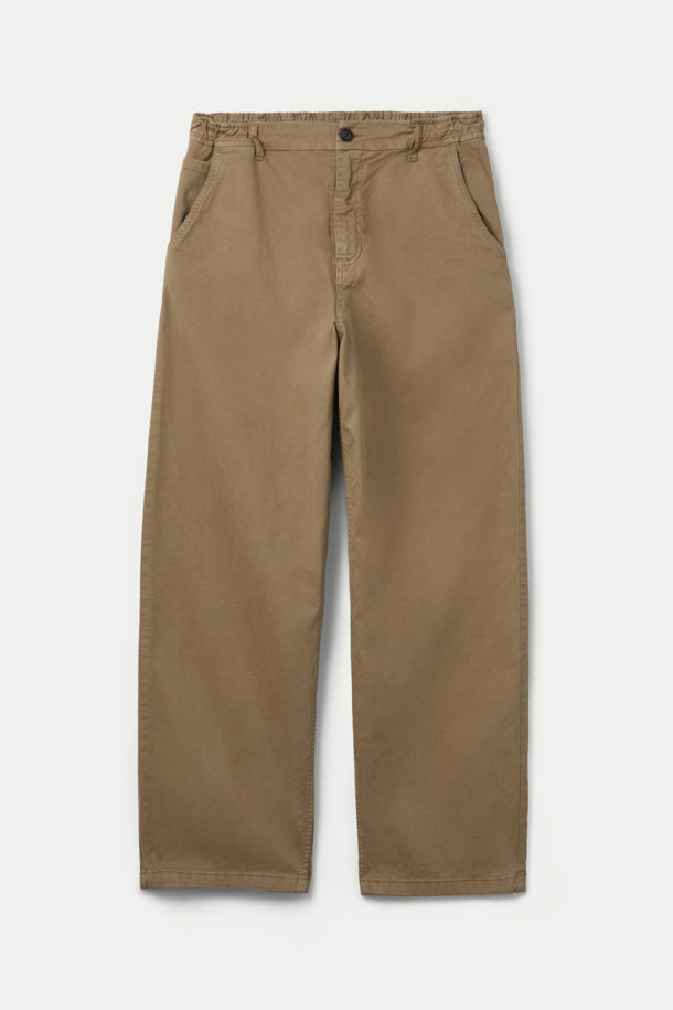 FIVER(파이버) 루즈핏 팬츠는 베이직하고 캐주얼한 스타일로, 일상에서 편안하게 착용하기 좋은 바지입니다. 면과 스판덱스 혼방 소재로 제작되어 탄탄한 촉감을 제공하며, 사계절 내내 활용 가능합니다. 허리 스트링과 웨이스트 밴딩으로 편안한 착용감을 선사하며, 힙 포켓과 사이드 포켓이 실용성을 더합니다. 베이지와 카키 두 가지 색상으로 출시되어 다양한 상의와 매치하기 좋습니다. 여행룩이나 산책룩으로 활용하여 캐주얼하고 미니멀한 스타일을 완성해보세요.
