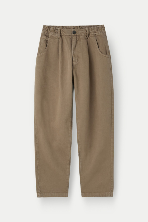 FIVER(파이버) 트윌 배기 팬츠는 캐주얼, 미니멀, 클래식 스타일을 아우르는 바지입니다. 면 소재로 제작되어 탄탄한 촉감을 자랑하며, 봄, 가을에 착용하기 좋습니다. 베이지, 카키 두 가지 색상으로 출시되어 일상 및 캐주얼 룩에 활용하기 좋으며, 출근룩으로도 손색없습니다. 루즈핏의 배기 디자인으로 편안함을 더하고, 원턱 디테일과 허리 스트링, 웨이스트 밴딩으로 활동성을 높였습니다. 힙 포켓과 사이드 포켓, 버튼/지퍼 여밈으로 실용성을 강조한 제품입니다.
