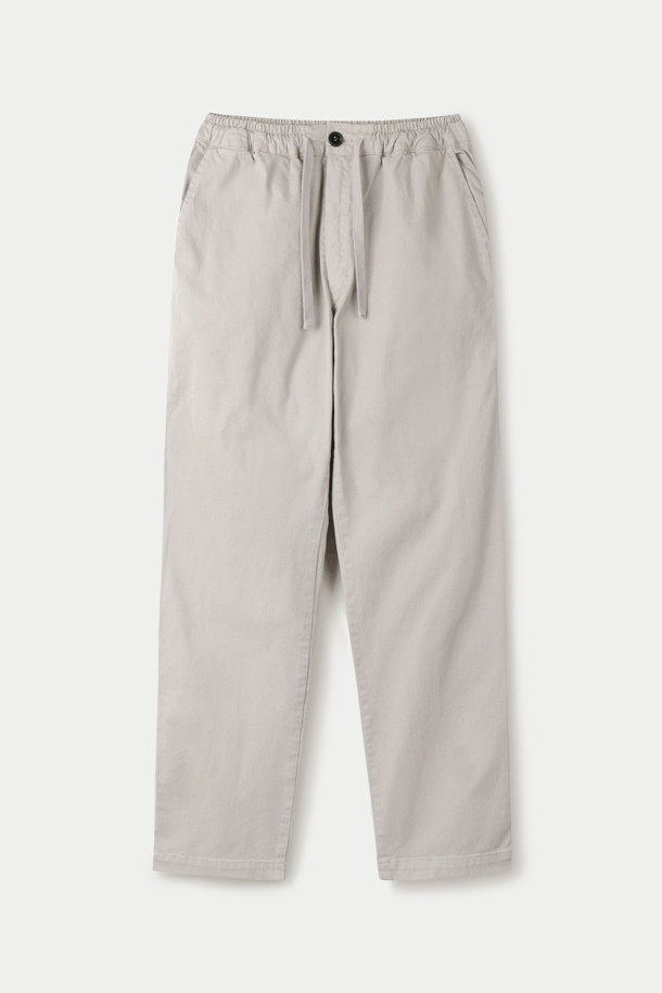 **CROSSLEY(크로슬리) 다잉 팬츠**는 편안한 착용감의 데일리 팬츠입니다. 베이지 컬러에 면과 스판덱스 혼방 소재로 제작되어 활동성을 높였습니다. 허리에는 밴딩과 스트링을 적용하여 편안함을 더했으며, 양옆과 힙 부분에 포켓이 있어 실용적입니다. 무지 디자인의 스트레이트 핏으로 캐주얼하고 미니멀한 스타일을 연출하기 좋습니다. 동네 마실룩에 완벽하게 어울리는 아이템입니다.
