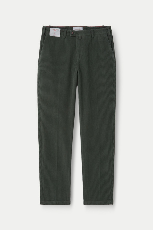 가을, 겨울 시즌에 어울리는 코듀로이 치노 팬츠입니다. 부드러운 촉감의 면, 코듀로이, 스판덱스 혼방 소재로 제작되어 편안한 착용감을 선사합니다. 베이직하고 캐주얼한 스타일로, 출근룩이나 모임룩 등 다양한 TPO에 활용 가능합니다. 그린 컬러의 무지 디자인에 스트레이트핏으로, 깔끔하고 미니멀한 스타일을 연출합니다. 입술포켓, 사이드포켓, 엉덩이 다트, 시그니처 포인트 라벨 디테일로 완성도를 높였습니다.
