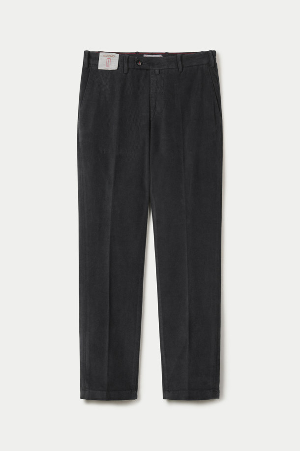 바르니오 트윌 코듀로이 팬츠는 가을과 겨울 시즌을 위한 스트레이트핏 코듀로이 팬츠입니다. 부드러운 촉감의 코듀로이, 면, 스판덱스 혼방 소재로 제작되어 편안한 착용감을 선사합니다. 안감 기모 처리로 보온성을 높였으며, 무지 디자인에 블랙 컬러로 어떤 스타일에도 잘 어울립니다. 엉덩이 입술 포켓, 사이드 포켓, 엉덩이 다트 디테일, 그리고 바르니오 시그니처 포인트 라벨이 특징입니다. 클래식, 미니멀, 캐주얼 스타일을 즐겨 입는 분들께 겨울 데일리룩, 출근룩, 모임룩으로 추천합니다.
