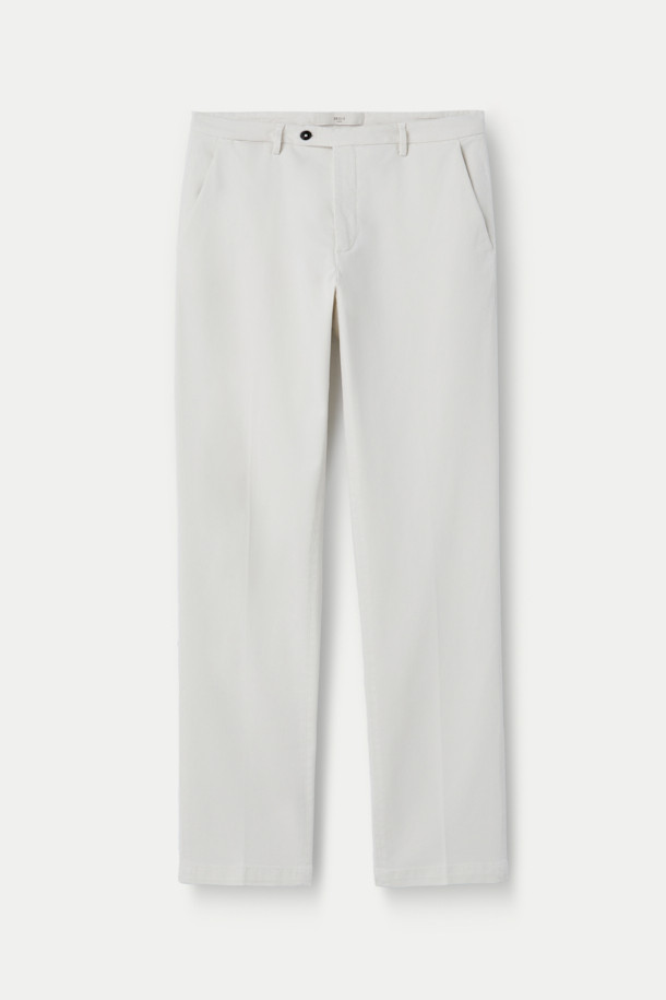 브리그리아 트윌 나빌리오 팬츠는 부드러운 촉감의 리오셀, 면, 스판덱스 혼방 소재로 제작되어 편안한 착용감을 선사합니다. 화이트 컬러의 무지 디자인과 이지핏 핏으로 캐주얼하고 미니멀한 스타일을 연출하기 좋습니다. 통기성과 흡습성이 뛰어나 봄, 여름철 일상복으로 활용하기 좋으며, 오프셋 버튼 잠금과 신축성으로 활동성을 더했습니다. 봄 소풍룩에 매치하여 세련된 스타일을 완성해보세요.
