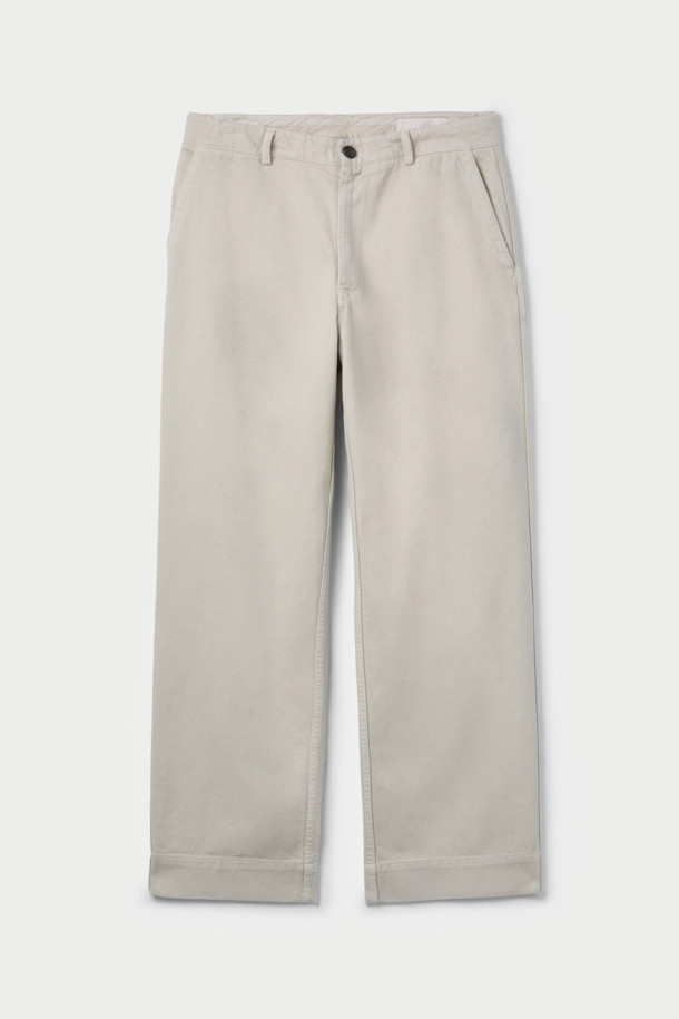 오리지널 빈티지 스타일 트윌 팬츠는 면 100% 소재로 제작되어 탄탄한 촉감을 자랑합니다. 클래식과 캐주얼 무드를 모두 연출할 수 있으며, 일상 및 출근룩, 데이트룩에 활용하기 좋습니다. 스트레이트 핏으로 제작되어 편안한 착용감을 선사하며, 화이트 컬러의 무지 디자인으로 어떤 상의와도 잘 어울립니다. 사선 조직의 트윌 소재와 밀도 높은 조직감으로 고급스러움을 더했으며, 신축성이 있어 활동성 또한 보장합니다.
