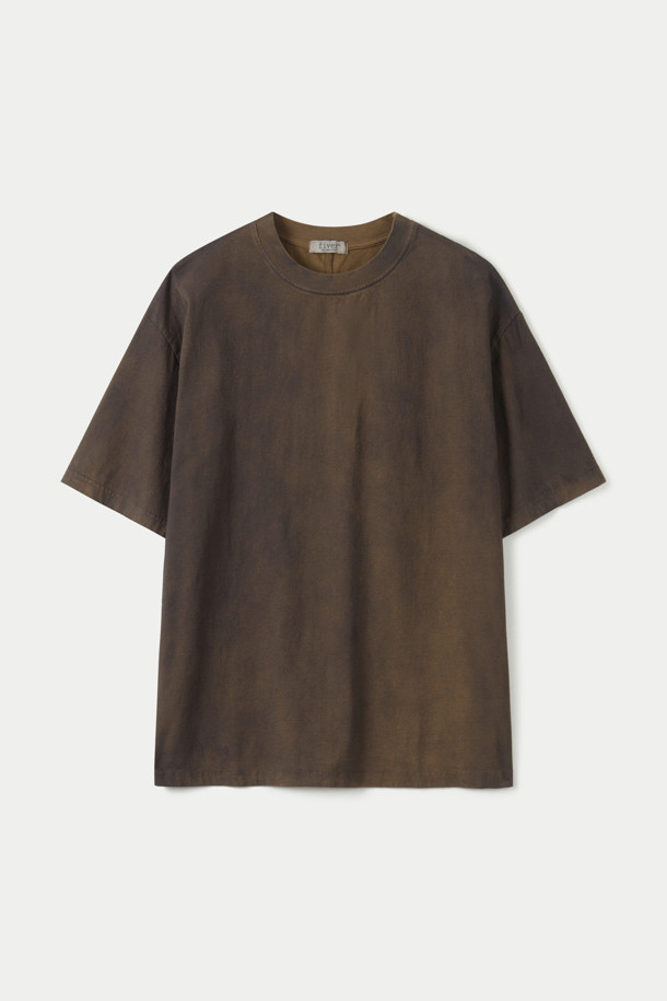 FIVER(파이버) 스프레이 가먼트 다이드 티셔츠는 빈티지한 스타일을 추구하는 당신을 위한 아이템입니다. 부드러운 면 소재로 제작되어 봄, 여름 시즌에 편안하게 착용할 수 있습니다. 브라운 컬러의 무지 디자인에 스프레이 가먼트 다잉 기법을 사용하여 은은한 멋을 더했습니다. 드롭 숄더 핏과 라운드넥 디자인으로 캐주얼하고 미니멀한 스타일을 연출하며, 등판 가운데 절개 디테일과 목 시보리 처리가 돋보입니다. 산책룩, 집콕룩 등 다양한 TPO에 활용하여 레트로 감성을 즐겨보세요.

