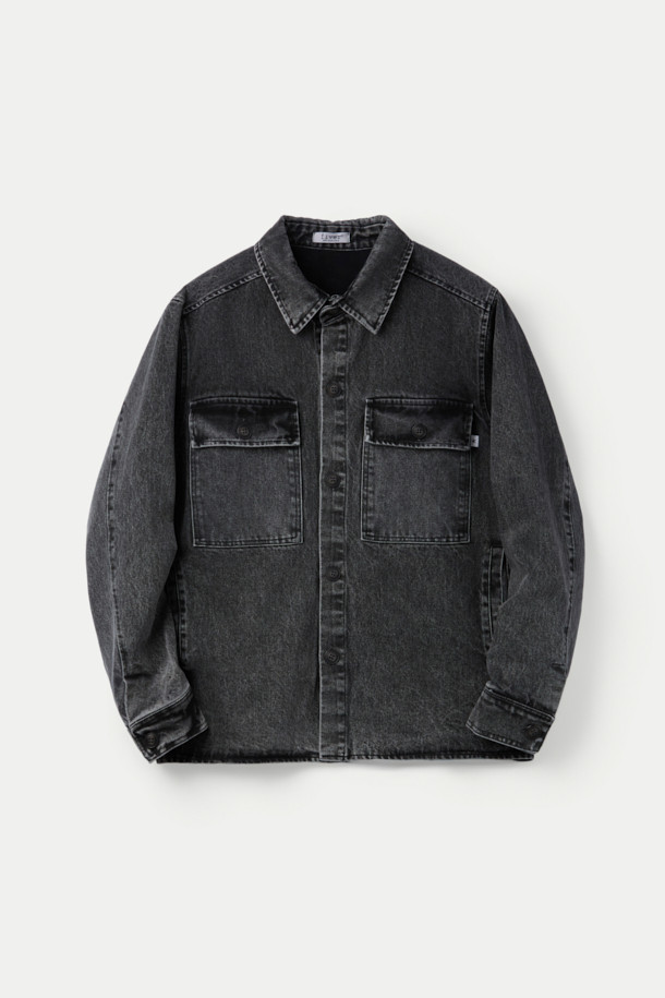 FIVER(파이버) 데님 셔츠 재킷은 빈티지한 스타일을 연출하는 블랙 컬러의 오버핏 데님 재킷입니다. 면과 데님 소재로 제작되어 탄탄한 촉감을 제공하며, 데일리룩과 산책룩에 모두 잘 어울립니다. 긴 소매 기장과 무지 패턴이 특징이며, 워싱 처리와 가슴 투포켓, 사이드 포켓 디테일이 돋보입니다. 버튼 여밈 방식으로 편안하게 착용할 수 있으며, 캐주얼 및 워크웨어 스타일을 즐겨 입는 분들께 추천합니다.
