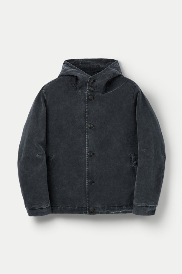 FIVER(파이버) 워커 마블 워시 후드 재킷은 빈티지 스타일을 추구하는 당신을 위한 아이템입니다. 가먼트 다잉 워싱 처리로 자연스러운 멋을 더했으며, 네오프렌 안감으로 편안한 착용감을 선사합니다. 숏 기장의 블랙 컬러 자켓으로, 일상생활과 산책룩에 모두 잘 어울립니다. 단추 여밈 방식과 레귤러핏으로 제작되어 편안하면서도 스타일리시하게 연출할 수 있습니다. 후드 디테일이 캐주얼한 무드를 더하며, 긴 소매 디자인으로 간절기에도 활용하기 좋습니다. 총 기장은 68cm입니다.
