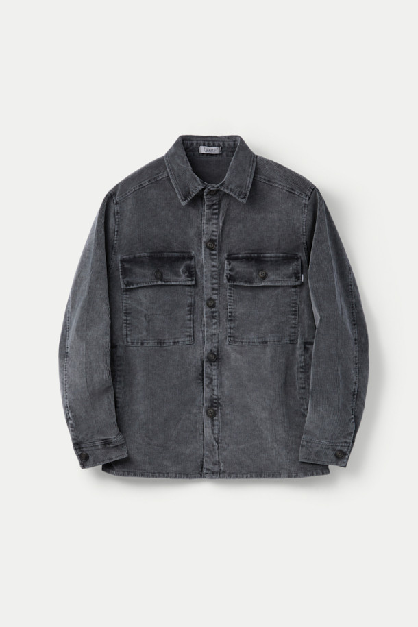 FIVER (파이버) 코듀로이 셔츠 재킷은 가을, 겨울 시즌에 어울리는 오버핏 셔츠 자켓입니다. 부드러운 코듀로이 소재를 사용하여 따뜻하고 편안한 착용감을 제공하며, 무지 디자인과 그레이 컬러로 캐주얼하면서도 빈티지한 스타일을 연출합니다. 가슴 투 포켓, 사이드 포켓 디테일과 워싱 가공으로 실용성을 더했으며, 두꺼운 두께감과 긴 소매 기장으로 보온성을 높였습니다. 버튼 여밈 방식이며, 일상복으로 활용하기 좋습니다.
