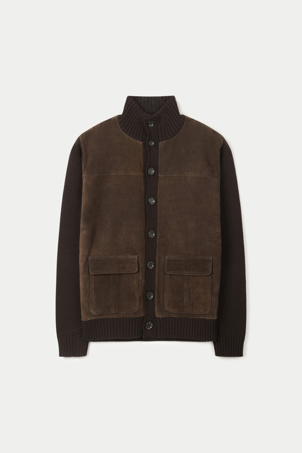 **DANIELE FIESOLI (다니엘 피에솔리) 레더 가디건**은 부드러운 소가죽, 울, 아크릴 소재의 조화로 제작된 간절기용 아우터입니다. 브라운 컬러의 레귤러핏 가디건으로, 하이넥 디테일과 투 포켓 디자인, 레더와 니트의 믹스 매치가 돋보입니다. 버튼 여밈 방식과 긴 소매 기장, 두꺼운 두께감으로 보온성을 높였으며, 클래식하고 모던한 스타일을 연출합니다. 데이트룩, 카페룩, 가을 나들이룩 등 다양한 TPO에 활용 가능하며, 미니멀하고 시크한 스타일을 선호하는 분들께 추천합니다.
