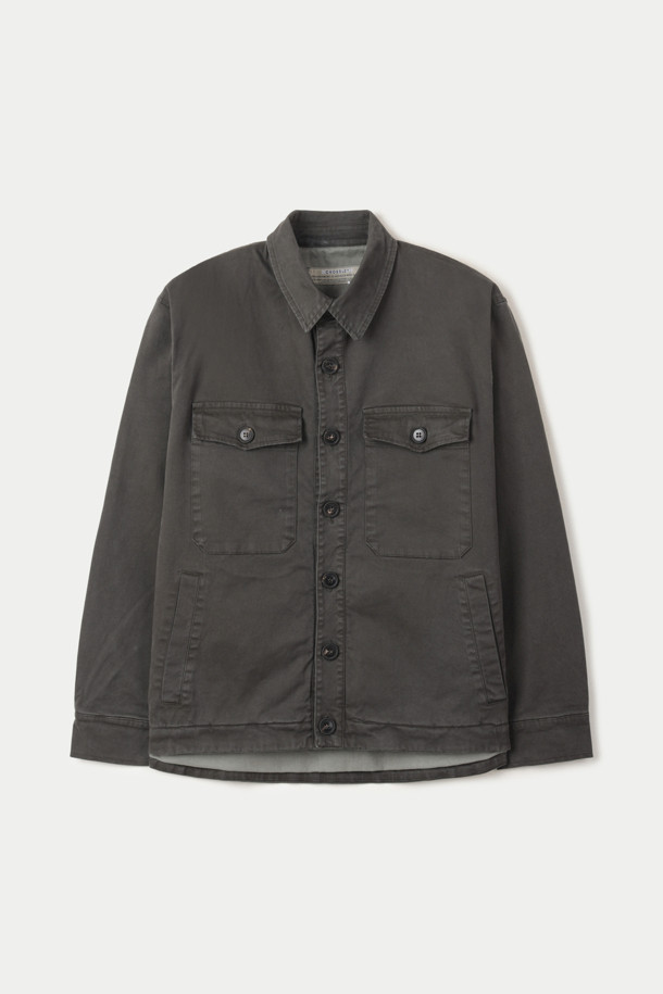 크로슬리(CROSSLEY) 다잉 버튼 재킷은 빈티지한 무드를 자아내는 캐주얼 & 클래식 스타일의 아우터입니다. 부드러운 코튼과 스판덱스 혼방 소재로 제작되어 편안한 착용감을 선사하며, 엉덩이를 덮는 기장으로 안정감을 줍니다. 가먼트 다잉 처리로 은은한 다잉 컬러를 표현했으며, 사이드 포켓과 가슴 패치 포켓, 기모 디테일로 실용성과 디자인을 모두 갖췄습니다. 셔츠형 디자인에 버튼 여밈 방식으로 편안하게 착용 가능하며, 봄, 가을 시즌 동네 마실룩이나 가을 나들이룩에 활용하기 좋습니다. 루즈핏으로 제작되어 활동성이 뛰어나며, 긴 소매 기장으로 다양한 스타일 연출이 용이합니다.
