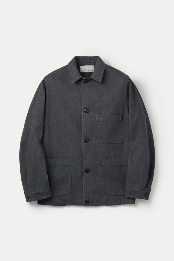 ORIGINAL VINTAGE STYLE 다잉 재킷은 봄, 가을에 어울리는 클래식하고 빈티지한 무드의 자켓입니다. 다크 그레이 컬러의 무지 디자인으로, 루즈핏에 버튼 여밈 방식을 갖추어 편안한 착용감을 선사합니다. 면과 폴리에스터 혼방 소재로 제작되어 부드러운 촉감을 느낄 수 있으며, 가슴 포켓과 패치 포켓 디테일로 실용성을 더했습니다. 다잉 워싱 가공으로 빈티지한 멋을 살렸으며, 이염에 주의하여 단독 세탁하는 것을 권장합니다. 데이트룩, 출근룩 등 다양한 TPO에 맞춰 미니멀하고 캐주얼한 스타일을 연출해보세요.
