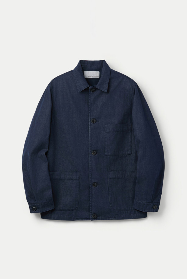 ORIGINAL VINTAGE STYLE 다잉 재킷은 클래식과 빈티지 무드를 자아내는 아우터입니다. 네이비 컬러의 무지 디자인에 루즈핏으로 편안하게 착용 가능하며, 봄, 가을 계절에 적합합니다. 면과 폴리에스터 혼방 소재로 제작되어 부드러운 촉감을 선사하며, 긴 소매와 버튼 여밈 방식이 특징입니다. 가슴 포켓과 패치 포켓, 다잉 가공 디테일이 돋보이며, 데이트룩, 출근룩 등 다양한 TPO에 활용할 수 있습니다. 이염에 주의하여 단독 세탁하는 것을 권장합니다.
