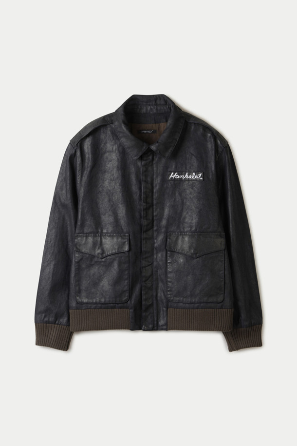 HANKALEX 코튼 트러커는 캐주얼, 빈티지 스타일을 선호하는 분들을 위한 블랙 컬러의 면 소재 트러커 자켓입니다. 봄, 가을에 착용하기 좋으며, 숏 기장과 레귤러핏으로 편안한 착용감을 제공합니다. 집업 방식으로 간편하게 착용 가능하며, 워싱 처리, 크랙 디테일, 빅포켓 디자인으로 빈티지한 멋을 더했습니다. 부드러운 촉감과 시보리 마감, 긴 소매 기장으로 활동성과 스타일을 모두 만족시키는 데일리 아이템입니다. 동네 마실룩이나 가을 나들이룩에 활용하여 미니멀하면서도 개성 있는 스타일을 연출해보세요.
