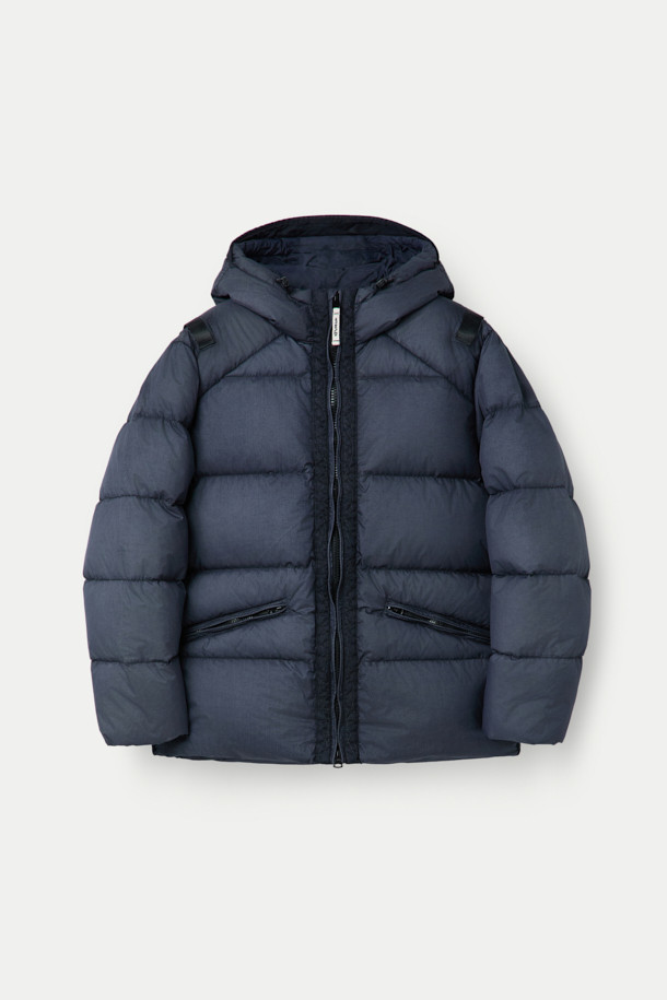 **HANKALEX(헝카렉스) 다이드 덕 다운**은 빈티지한 스타일의 네이비 컬러 덕 다운 아우터입니다. 겨울철 보온성을 책임지는 두꺼운 두께감과 루즈핏으로 편안한 착용감을 선사합니다. 발수 기능과 PU 필름 코팅으로 생활 방수가 가능하며, 가먼트 다잉 처리로 특유의 빈티지한 멋을 더했습니다. 소매 시보리 디테일과 전면 지퍼 포켓으로 실용성을 높였으며, 출근룩과 여행룩, 캐주얼, 미니멀, 클래식 스타일 모두 소화 가능한 활용도 높은 아이템입니다.
